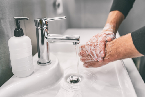 Man wast zijn handen