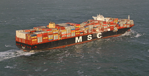 MSC Zoë op zee met overboord geslagen containers