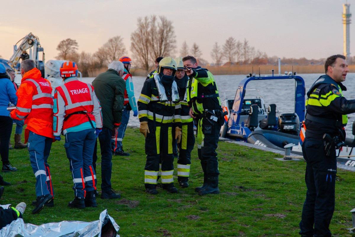 De hulpdiensten zijn aan het werk op het eiland.